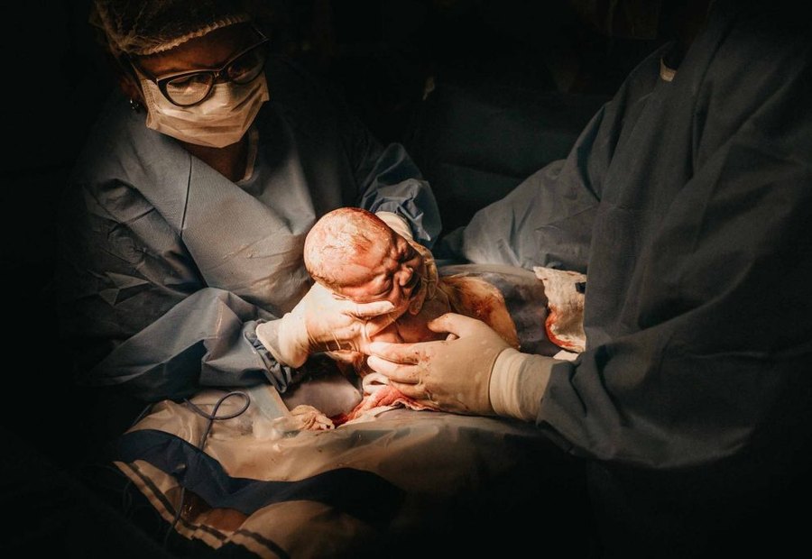 Labour room and maternity care facility